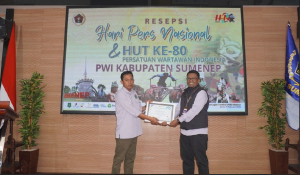 Ketua PWI Sumenep, Faisal Warid, saat menyerahkan piagam penghargaan kepada perwakilan SKK Migas–Kangean Energy Indonesia Ltd. (KEI), dalam kategori kepedulian terhadap lingkungan serta menjunjung keterbukaan informasi publik.