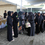 Peserta kajian muslimah menerima bingkisan usai mengikuti kegiatan Menyambut Bulan Suci Ramadhan yang digelar Arinna Group di Gedung Graha Adi Poday, Sumenep. (Istimewa)