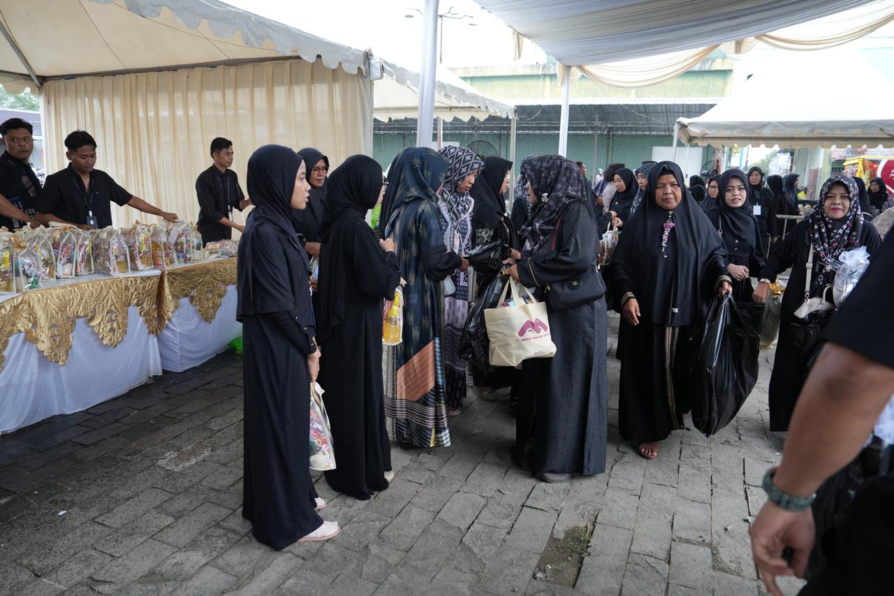 Peserta kajian muslimah menerima bingkisan usai mengikuti kegiatan Menyambut Bulan Suci Ramadhan yang digelar Arinna Group di Gedung Graha Adi Poday, Sumenep. (Istimewa)