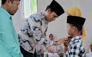 Koordinator MD KAHMI Sumenep, Akis Jasuli saat Berbagi Berkah Dengan Anak Yatim Dan Dhuafa. (Istimewa)