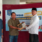 SIMBOLIS. Ketua DPC PWRI Sumenep, Rusydiyono menyerahkan hibah buku dalam kegiatan Mimbar Jurnalistik. (Istimewa)