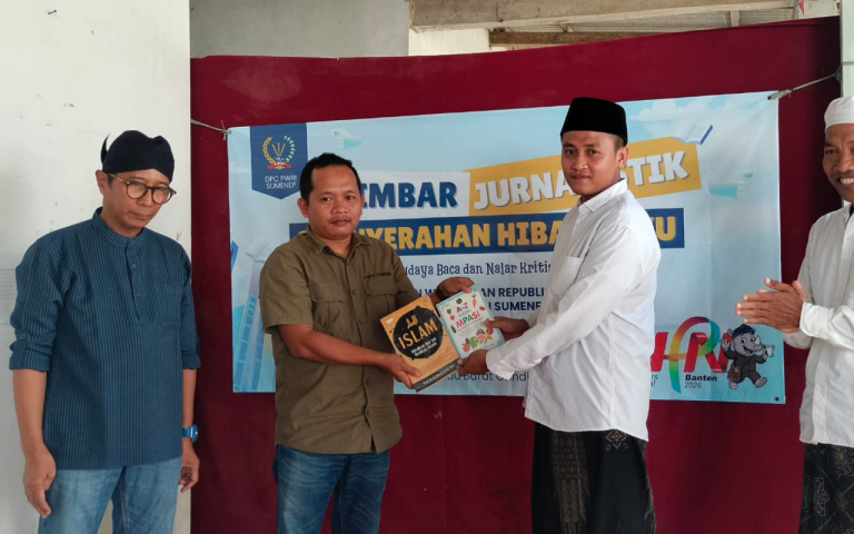 SIMBOLIS. Ketua DPC PWRI Sumenep, Rusydiyono menyerahkan hibah buku dalam kegiatan Mimbar Jurnalistik. (Istimewa)