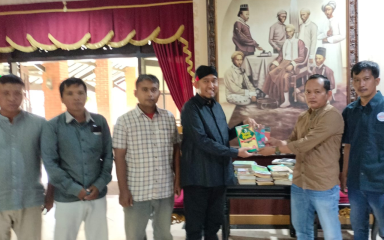 Bupati Achmad Fauzi Wongaojudo saat menyerahkan bantuan buku secara simbolis kepada DPC PWRI Sumenep sebagai dukungan penguatan literasi masyarakat.
