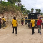 Petugas saat mendatangi salah satu lokasi tambang galian C di Kabupaten Sumenep. (Istimewa)