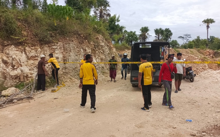 Petugas saat mendatangi salah satu lokasi tambang galian C di Kabupaten Sumenep. (Istimewa)