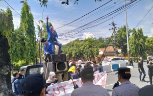 Puluhan mahasiswa PMII Komisariat UNIJA menyampaikan orasi di atas mobil komando saat menggelar aksi demonstrasi di depan Kantor BRI Cabang Sumenep, dikawal ketat aparat kepolisian. (Ist)