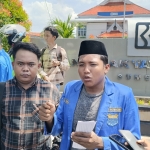 Lembaga Bantuan Hukum (LBH) Madani Putra, Bayu Eka Prasetyo bersama koordinator aksi mahasiswa Ibnu Aljazari.
