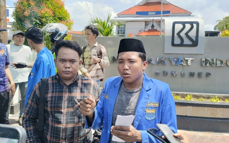 Lembaga Bantuan Hukum (LBH) Madani Putra, Bayu Eka Prasetyo bersama koordinator aksi mahasiswa Ibnu Aljazari.