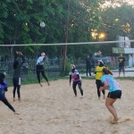 Atlet Voli Pantai Putri U-23 Sumenep terus genjot latihan jelang turnamen piala Wali Kota Surabaya. (istimewa)
