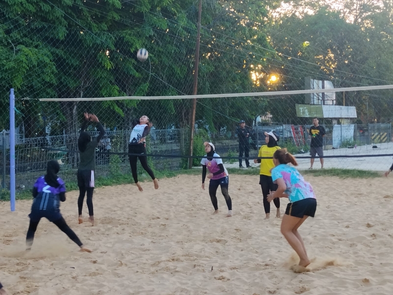 Atlet Voli Pantai Putri U-23 Sumenep terus genjot latihan jelang turnamen piala Wali Kota Surabaya. (istimewa)