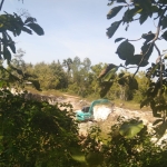 Aktivitas alat berat di area galian C dekat permukiman warga di Kecamatan Pragaan, Kabupaten Sumenep. (Istimewa)