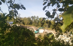 Aktivitas alat berat di area galian C dekat permukiman warga di Kecamatan Pragaan, Kabupaten Sumenep. (Istimewa)