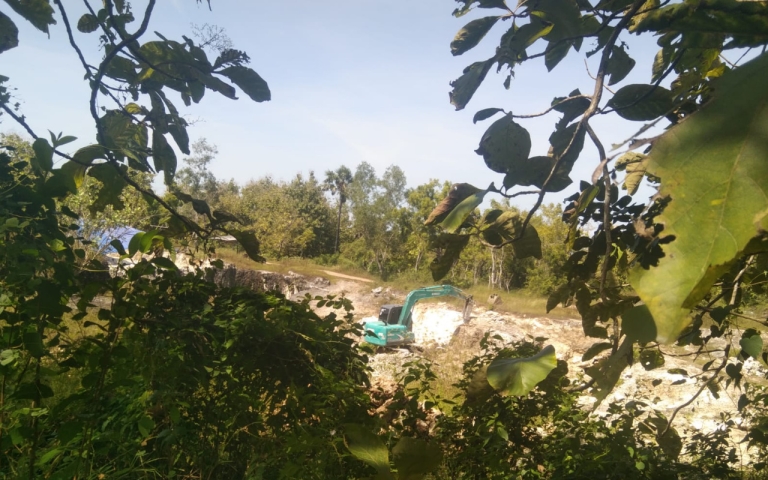 Aktivitas alat berat di area galian C dekat permukiman warga di Kecamatan Pragaan, Kabupaten Sumenep. (Istimewa)