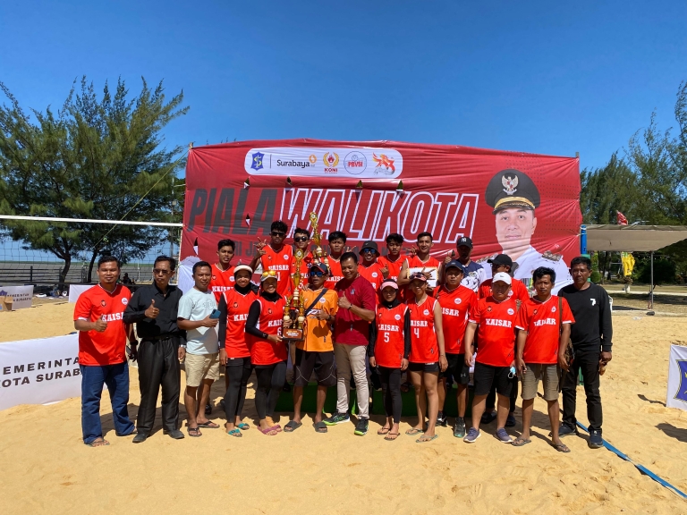 Tim Voli Pantai Kabupaten Sumenep Putri Juara dan Putra Runner-up di Piala Wali Kota Surabaya. (Dok.istimewa)