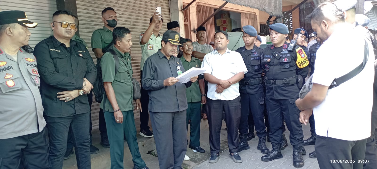 Kuasa Hukum Pemenang Lelang Sengketa Tanah di Sumenep, H. Andika Meigista Cahya Hendra Kusuma (berkacamata), saat press conference pembacaan putusan inkracht oleh PN Sumenep, Rabu 10 Juni 2026. (Ist)