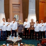 Gubernur Jatim Khofifah Indar Parawansa saat foto bersama pengurus JMSI Jatim. (Ist/jarak.co)