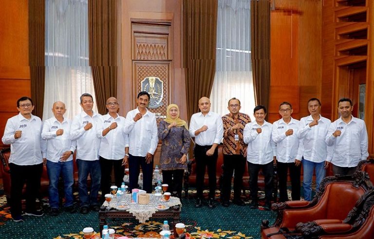 Gubernur Jatim Khofifah Indar Parawansa saat foto bersama pengurus JMSI Jatim. (Ist/jarak.co)