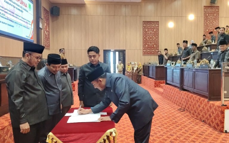 Rapat Paripurna DPRD Sumenep Agenda Penandatanganan Persetujuan bersama atas Rancangan Peraturan Daerah tentang Pertanggungjawaban pelaksanaan APBD 2025. (Humas DPRD Sumenep for JARAK.co)