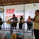 Koordinator Wilayah MBG Sumenep, Moh. Kholilurrahman (berdiri) saat menjadi narasumber dalam Focus Group Discussion (FGD) bertajuk “NgomBe (Ngobrol MBG).