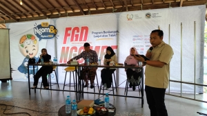 Koordinator Wilayah MBG Sumenep, Moh. Kholilurrahman (berdiri) saat menjadi narasumber dalam Focus Group Discussion (FGD) bertajuk “NgomBe (Ngobrol MBG).