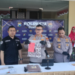 Kapolresta Sumenep Kombes Pol Ariek Indra Sentanu saat melakukan jumpa pers di Mako Polresta Sumenep. (Dok. Jarak.co)