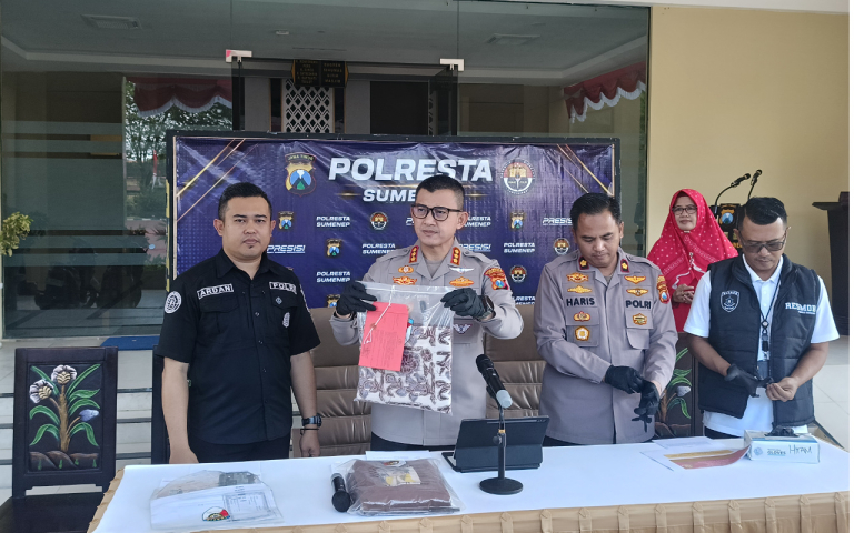 Kapolresta Sumenep Kombes Pol Ariek Indra Sentanu saat melakukan jumpa pers di Mako Polresta Sumenep. (Dok. Jarak.co)