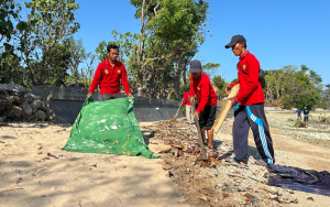 Kegiatan kerja bakti di Spot Pancing Pantai Matahari, Desa Lobuk, Kecamatan Bluto, Sumenep. Kamis (27 Agustus 2026).