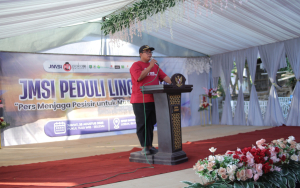 Kepala Desa Lobuk, Moh Saleh saat sambutan di acara seremonial kegiatan tanam Mangrove di Spot Pancing Pantai Matahari, Desa Lobuk, Kecamatan Bluto, Kabupaten Sumenep.