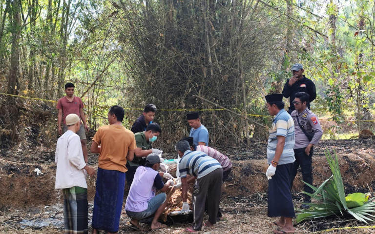 Petugas Kepolisian Olah TKP di Batang-Batang Daya, Kecamatan Batang-Batang, Kabupaten Sumenep.