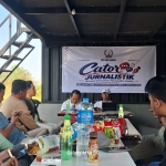 Kegiatan Cator Jurnalistik PWRI Sumenep di Kafe Titik.Temu, Kolor, Kecamatan Kota Sumenep.
