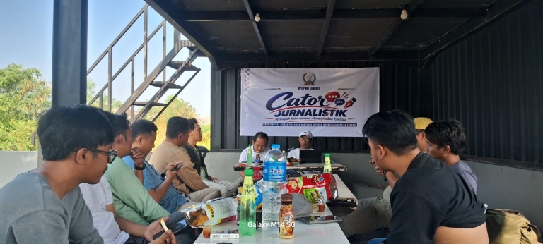 Kegiatan Cator Jurnalistik PWRI Sumenep di Kafe Titik.Temu, Kolor, Kecamatan Kota Sumenep.