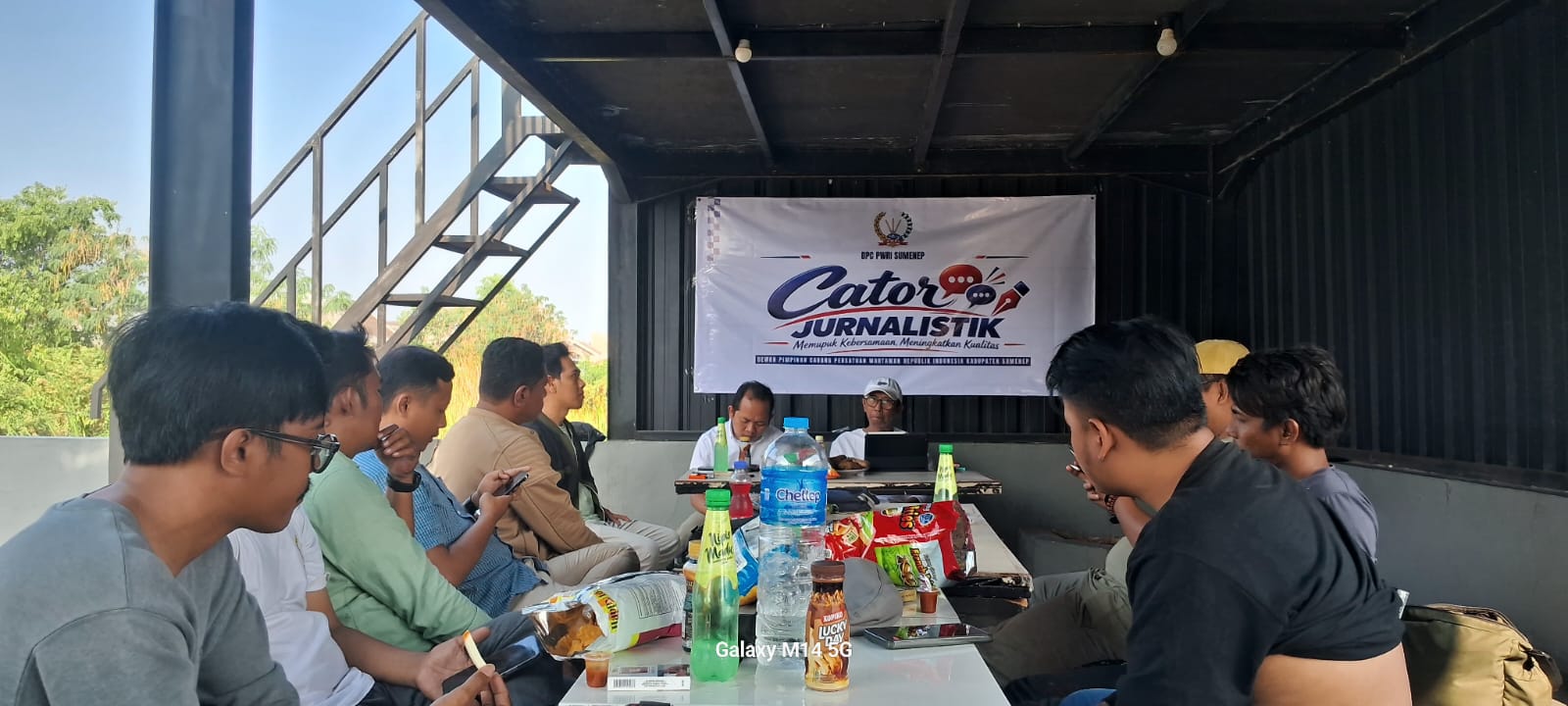 Kegiatan Cator Jurnalistik PWRI Sumenep di Kafe Titik.Temu, Kolor, Kecamatan Kota Sumenep.