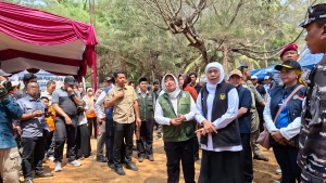 Gubernur Jawa Timur Khofifah Indar Parawansa saat kunjungan kerja di kawasan Pantai Slopeng. (Istimewa)