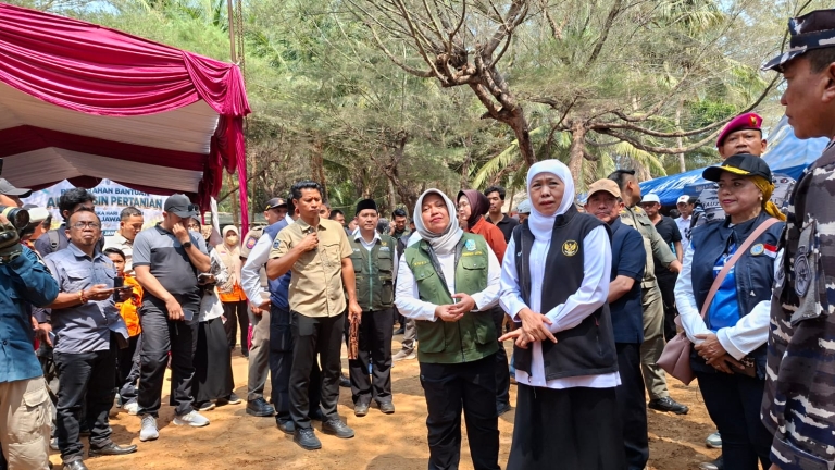 Gubernur Jawa Timur Khofifah Indar Parawansa saat kunjungan kerja di kawasan Pantai Slopeng. (Istimewa)