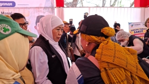 Gubernur Jawa Timur Khofifah Indar Parawansa saat kunjungan kerja di kawasan Pantai Slopeng. (Istimewa)