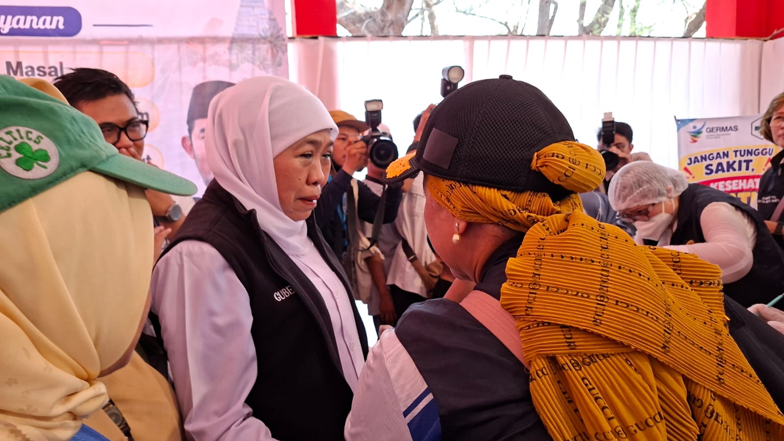 Gubernur Jawa Timur Khofifah Indar Parawansa saat kunjungan kerja di kawasan Pantai Slopeng. (Istimewa)