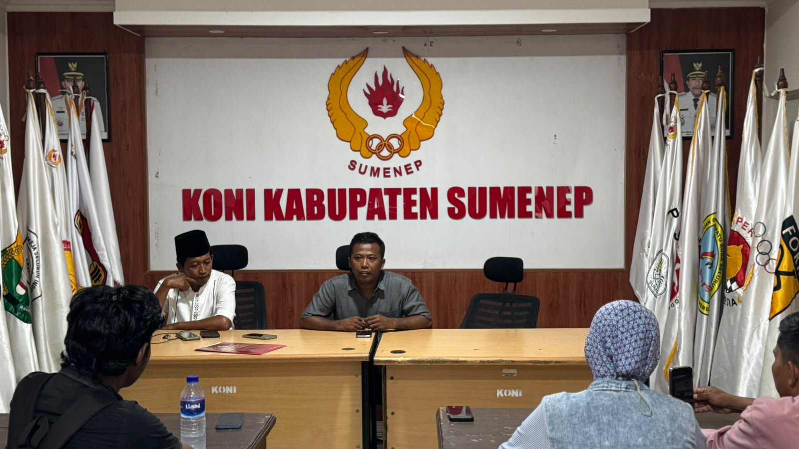 Konfrensi pers Panitia Pelaksana (Panpel) gelaran AFSPORT U-17 2026 di Kantor Koni Sumenep.