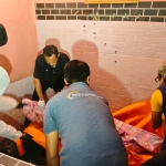 Tim Inafis Polresta Sumenep saat melakukan pemeriksaan di TKP. (Istimewa for Jarak.co)