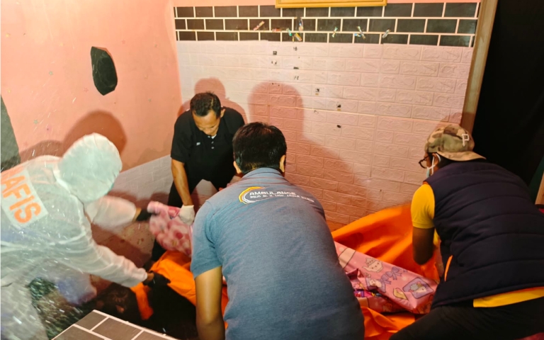 Tim Inafis Polresta Sumenep saat melakukan pemeriksaan di TKP. (Istimewa for Jarak.co)