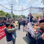 Aksi demontrasi ribuan warga Madura di depan Mapolresta Yogyakarta seusai istighasah, Senin siang 12 Oktober 2026. (Arsip KMY for Jarak.co)