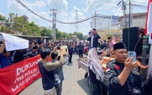 Aksi demontrasi ribuan warga Madura di depan Mapolresta Yogyakarta seusai istighasah, Senin siang 12 Oktober 2026. (Arsip KMY for Jarak.co)