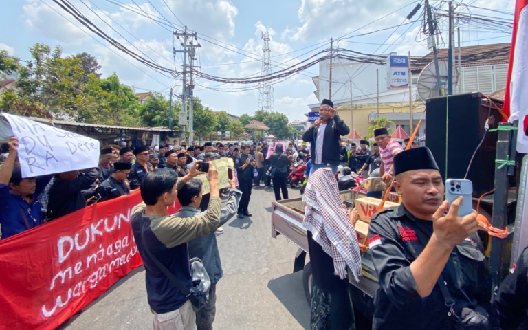 Aksi demontrasi ribuan warga Madura di depan Mapolresta Yogyakarta seusai istighasah, Senin siang 12 Oktober 2026. (Arsip KMY for Jarak.co)