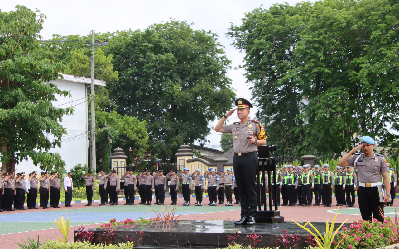 Kapolresta Sumenep Kombes Pol. Ariek Indra Sentanu pimpin upacara peringatan Hari Sumpah Pemuda di Lapangan Apel Tribrata Polresta Sumenep. (Istimewa for Jarak.co)